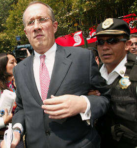 Calderón jamás firmó nada, dice AN para tratar de limpiar su imagen