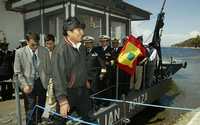 El presidente boliviano, Evo Morales, luego de inaugurar ayer el bote-hospital Julián Apaza, en el lago Titicaca, en compañía del ministro de la presidencia, Juan Ramón Quintana (de lentes)