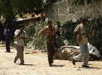 Insurgentes somalíes patrullan las calles de Mogadiscio ante la intensa ofensiva lanzada por el ejército de su país que cuenta con el apoyo de fuerzas etíopes