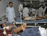 Heridos por un atentado suicida en Peshawar reciben asistencia médica en un hospital de esa ciudad paquistaní