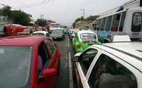 Congestionamiento vehicular en la avenida Vasco de Quiroga a las 8:30 horas del sábado pasado, hora en la cual ya se encuentra instalado un tianguis en el lugar