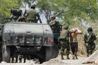 Elementos del Ejército Mexicano detienen a una persona en las inmediaciones de Apatzingán