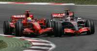 Momento en que los autos de Massa y Alonso (derecha) se juntan, cuando apenas se corría la primera vuelta
