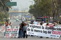 Maestros marcharon por arterias de la ciudad de México contra la nueva Ley del ISSSTE