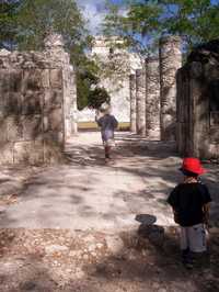 Dos niños turistas caminan entre el Grupo de las Mil Columnas rumbo a la pirámide de El Castillo, en la zona arqueológica de Chichén Itzá