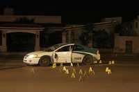 En Ciudad Juárez, Chihuahua, dos agentes policiacos, uno ministerial y otro municipal, fueron ejecutados en una patrulla por un grupo de sicarios que viajaban en al menos cinco vehículos y que portaban capuchas, según las primeras investigaciones