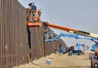 Elementos de la Guardia Nacional de Estados Unidos levantan un muro en la zona desértica de Arizona para reducir el paso de indocumentados desde el territorio mexicano