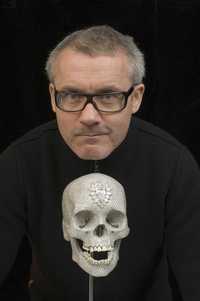 Damien Hirst, con su obra Por el amor de Dios, un cráneo humano con incrustaciones de diamante, obra incluida en la exposición del artista británico que el domingo se abrirá al público en la galería londinense White Cube