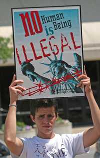 Manifestación de pro inmigrantes, ayer en Des Moines, Iowa. El cartel reza: "Ningún ser humano es ilegal"