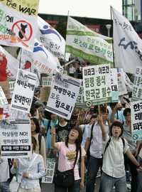 Manifestación pacifista, ayer en Seúl, en demanda de que los soldados sudcoreanos abandonen Irak y Afganistán