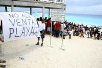 Pobladores de Cancún y turistas protestaron ayer por la venta de una parte de playa Delfines, uno de los pocos espacios públicos de la zona, para construir clubes privados