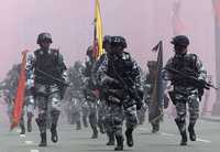 Altos mandos del ejército colombiano estarían involucrados con paramilitares autores de matanzas contra civiles en el país sudamericano. La imagen, durante un desfile de 2003