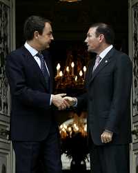 José Luis Rodríguez Zapatero, jefe del gobierno español, recibió ayer en el Palacio de la Moncloa al presidente del gobierno vasco, Juan José Ibarretxe
