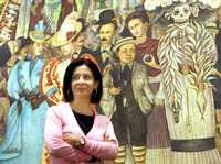 Cristina Kahlo, ayer, durante la entrevista con La Jornada. Al fondo, fragmento de Sueño de una tarde dominical en la Alameda Central, obra mural pintada por Diego Rivera en 1947