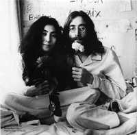 En la imagen, la pareja Lennon-Ono, durante una protesta pacífica por la paz, realizada desde su dormitorio, en los años 60