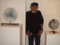 Hugo Velásquez, junto a dos de sus obras, incluidas en la muestra del artista que hoy se abrirá en el recinto cultural de avenida Alvaro Obregón 99, colonia Roma