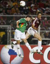 Ronaldo Raldes, de Bolivia (izquierda), disputa el esférico con el venezolano Alejandro Cichero