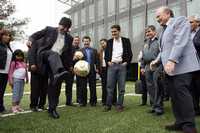 Cascarita entre el presidente de Bolivia, Evo Morales (izquierda), y el titular de la FIFA, Joseph Blatter