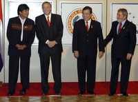 De izquierda a derecha, los presidentes de Bolivia, Evo Morales; Argentina, Néstor Kirchner; Paraguay, Nicanor Duarte Frutos, y Brasil, Luiz Inacio Lula de Silva, posan para la foto oficial durante la reunión del Mercosur realizada en Asunción