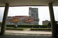 El conjunto de edificios de la Universidad Nacional Autónoma de México fue declarado por la UNESCO patrimonio de la humanidad. En la gráfica, en primer plano, un mural de Siqueiros; al fondo, la torre de Rectoría, y a la derecha la Biblioteca Central