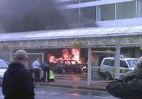 Las llamas cubren el vehículo que presuntamente se iba a utilizar en un atentado al aeropuerto de Glasgow