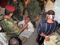 Fuerzas iraquíes interrogan a un sospechoso durante una iincursión contra el grupo islámico Al Qaeda en Irak en la ciudad de Baquba