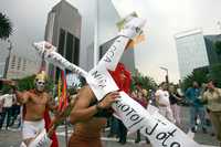 Participantes de la 29 Marcha lésbico-gay en las calles de la ciudad de México