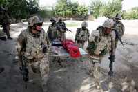 Soldados canadienses de las fuerzas de la OTAN que intervienen en territorio afgano llevan el cuerpo de un presunto talibán herido cerca de Sangasar, en el distrito de Zari