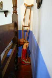 Muleta y prótesis de Frida Kahlo, que forman parte del acervo permanente de la Casa Azul, en Coyoacán