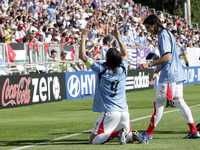 El uruguayo Martín Cácere (derecha) felicita a su compañero Edinson Cavani, tras el gol que le marcó a Jordania