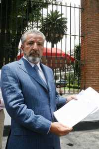 El abogado Juan Rivero Legorreta presentó una denuncia por los anuncios de televisión "ofensivos" que afectan a su cliente Napoleón Gómez Urrutia, líder de los mineros