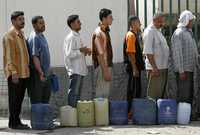 Fila para comprar gasolina en Bagdad; el Parlamento iraquí discutirá en próximos días la ley sobre combustibles para atender quejas por la distribución