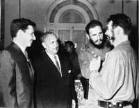 Gilberto Bosques, al centro, en la embajada de México en Cuba en 1964, con Raúl Castro, Fidel Castro y Ernesto Guevara