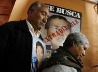 Familiares de estudiantes asesinados por los servicios de inteligencia peruanos en 1992 durante una represión en la universidad de la Canuta, ayer en Lima tras el fallo en Chile que rechazó extraditar a Alberto Fujimori