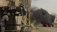 Un iraquí observa cómo un vehículo militar estadunidense Humvee es consumido por el fuego tras ser alcanzado por una bomba en Bagdad