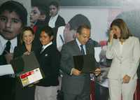 Josefina Vázquez Mota, Felipe Calderón y Margarita Zavala, durante la recepción en Los Pinos de los ganadores de la Olimpiada Nacional de Conocimientos