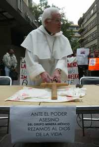 El obispo de Saltillo, Raúl Vera López, durante la misa en memoria de los mineros fallecidos en Pasta de Conchos