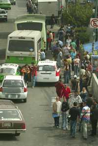 El cierre de siete estaciones de la Línea 2 del Metro provocó confusión y caos en calzada de Tlalpan