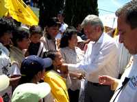 Durante su recorrido por Tetla, López Obrador aseguró que Vicente Fox amenazó a Calderón con divulgar lo que sabe del "fraude electoral" si investiga a sus hijastros
