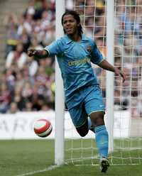 Giovani dos Santos hizo el último de los goles del Barcelona en la victoria de 3-1 sobre el Hearts; los otros dos tantos fueron de Ronaldinho