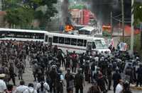 Aspecto del enfrentamiento entre la APPO y policías estatales el 16 de julio
