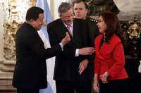 El presidente de Venezuela, Hugo Chávez (a la izquierda), y su par de Argentina, Néstor Kirchner, acompañado de su esposa y ahora candidata presidencial, Cristina Fernández, ayer en la casa de gobierno en Buenos Aires