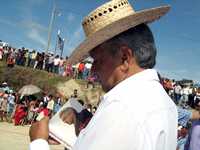 Andrés Manuel López Obrador firma libros luego de un mitin en Francisco León, Chiapas