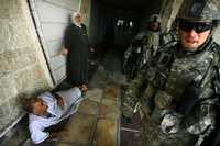 Soldados estadunidenses irrumpen en una casa en Bagdad, durante la búsqueda de supuestos rebeldes