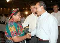 El presidente Felipe Calderón saluda a la premio Nobel de la Paz Rigoberta Menchú, en el contesto de la convención anual de la Asociación Nacional de Empresas de Agua y Saneamiento, realizada en Cancún, Quintana Roo