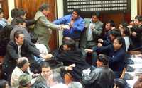 La sesión de la Cámara de Diputados en La Paz, Bolivia, terminó ayer en batalla campal entre legisladores del MAS y los derechistas de Podemos