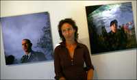 Nina Berman, con dos de sus fotografías en las que retrata a marines heridos durante los cuatro años que lleva la guerra de Irak