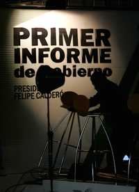 Un técnico prueba el equipo de iluminación del Palacio Legislativo la víspera del Informe del presidente Felipe Calderón