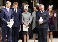 La familia real –encabezada por el príncipe Carlos y sus hijos, Guillermo y Enrique– asistió a una ceremonia religiosa que fue seguida por millones de telespectadores