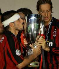 Gennaro Gattuso besa el trofeo conquistado por el conjunto milanés